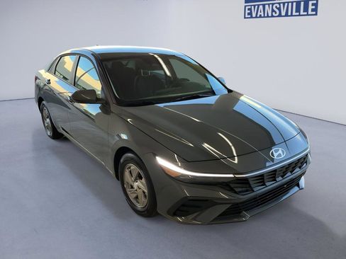 New 2026 Hyundai Elantra SE FWD image 3