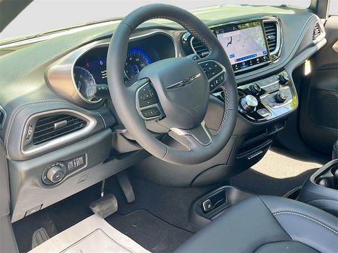 New 2026 Chrysler Pacifica Select image 9