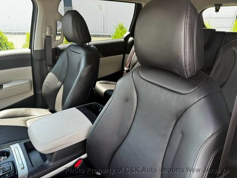 Used 2024 Kia Carnival LX FWD image 8