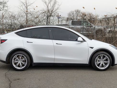 Used 2024 Tesla Model Y Long Range AWD/4WD image 8