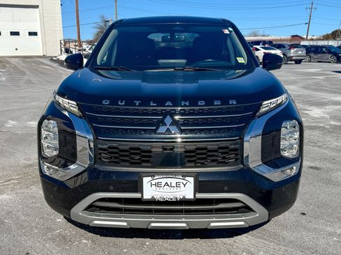 Used 2022 Mitsubishi Outlander SE image 2