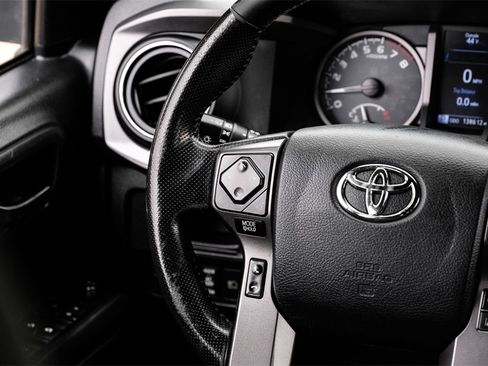 Used 2019 Toyota Tacoma TRD Off-Road image 13