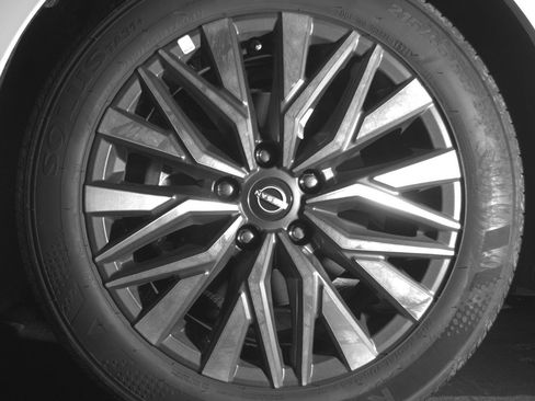 Used 2025 Nissan Altima 2.5 SV FWD image 12