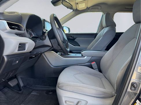 Used 2020 Toyota Highlander L FWD image 9