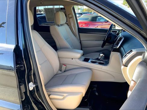 Used 2018 Jeep Grand Cherokee Laredo image 8