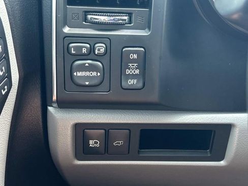 Used 2020 Toyota Sequoia Platinum AWD/4WD image 38