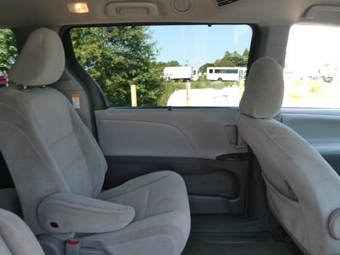 Used 2017 Toyota Sienna LE AWD/4WD image 27