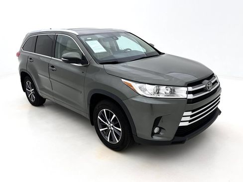 Used 2017 Toyota Highlander XLE AWD/4WD image 2