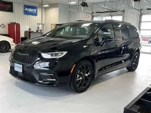Used 2025 Chrysler Pacifica Limited FWD image 6