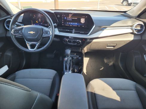 Used 2025 Chevrolet Trax LT w/ LT Convenience Package FWD image 15