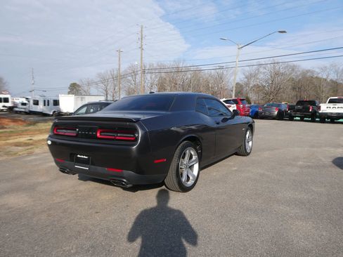 Used 2017 Dodge Challenger R/T image 5