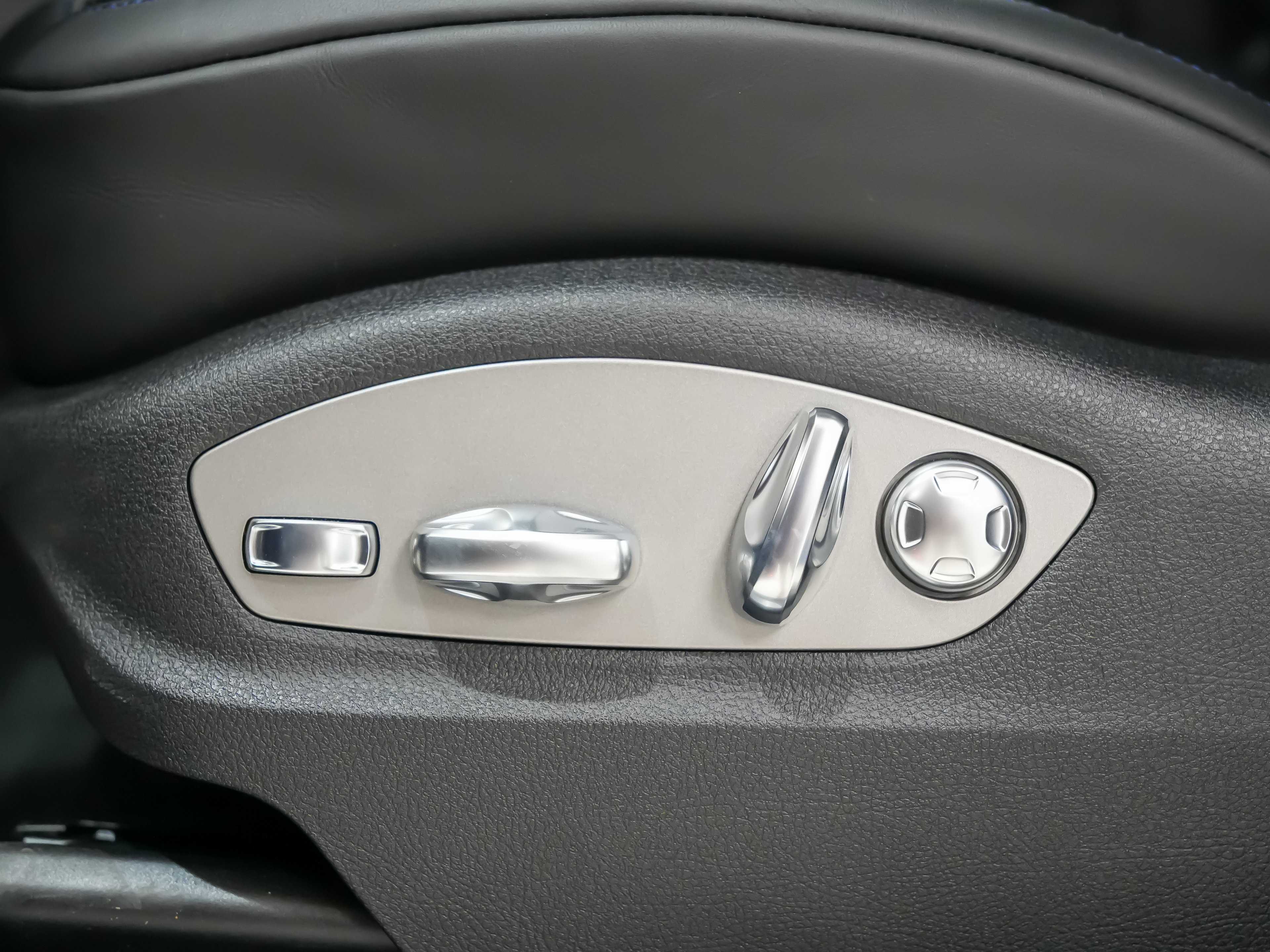 Certified 2026 Porsche Macan S AWD/4WD image 24