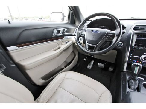 Used 2019 Ford Explorer Limited w/ Ford Safe & Smart Package FWD image 11
