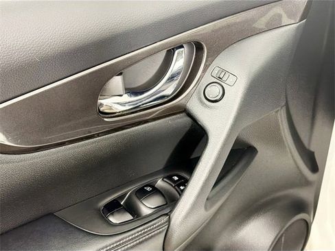 Used 2020 Nissan Rogue SV image 17