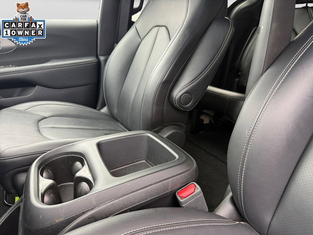 Used 2025 Chrysler Pacifica Select AWD/4WD image 23