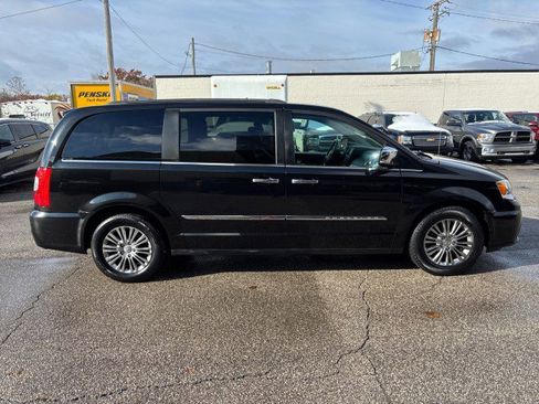 Used 2014 Chrysler Town & Country Touring-L w/ Driver Convenience Group image 4