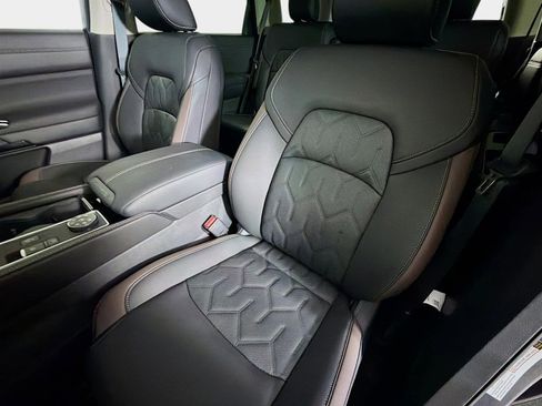 New 2026 Nissan Pathfinder Platinum AWD/4WD image 11