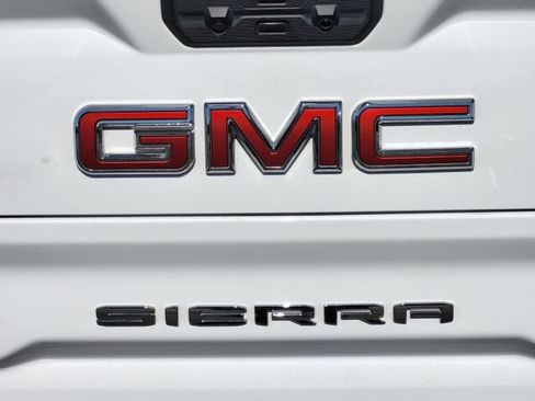 Used 2022 GMC Sierra 1500 AT4 w/ Technology Package image 8