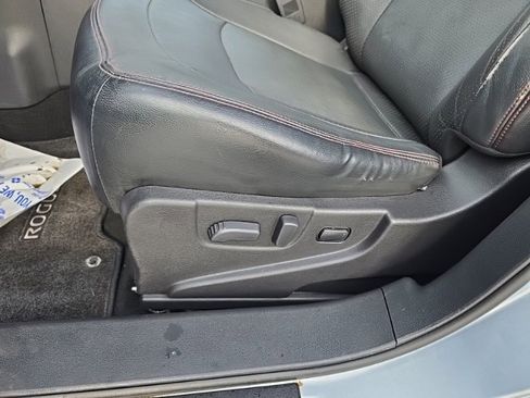 Used 2011 Nissan Rogue SV w/ SL Pkg image 23