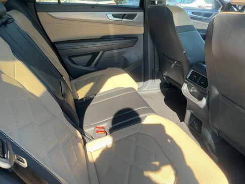 Used 2024 Volkswagen Atlas Cross Sport SE image 19