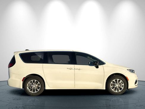 New 2026 Chrysler Pacifica Select image 3
