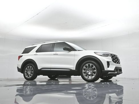 Used 2025 Ford Explorer Platinum RWD image 3