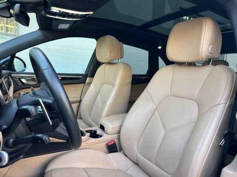 Certified 2025 Porsche Macan AWD/4WD image 5