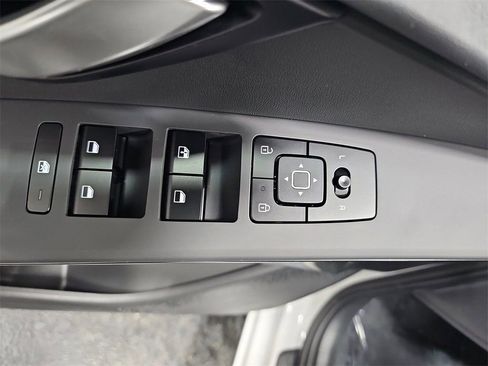 Used 2024 Kia Niro LX image 27