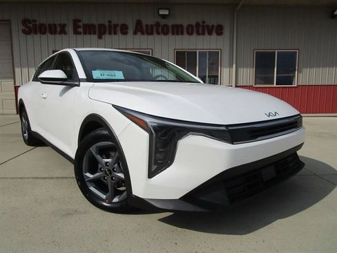 Used 2025 Kia K4 LX image 1
