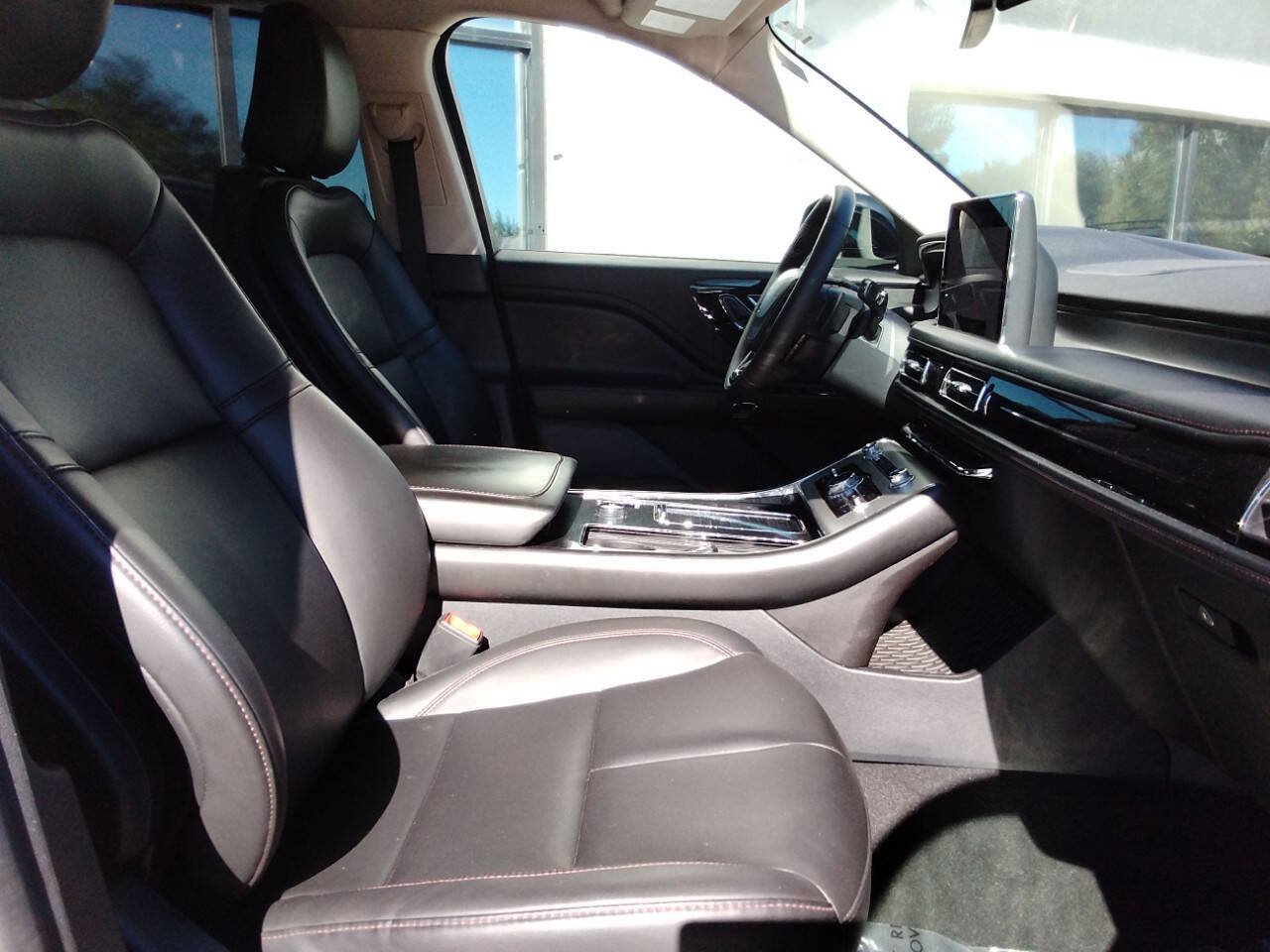 Used 2023 Lincoln Aviator AWD w/ Premium Package image 13
