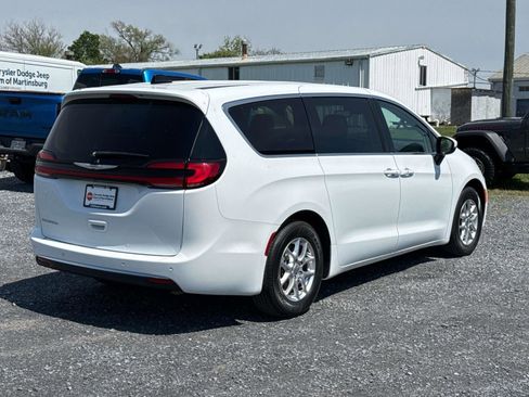 Used 2023 Chrysler Pacifica Touring-L FWD image 2