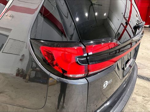 Used 2021 Chrysler Pacifica Limited w/ Uconnect Theater Family Group FWD image 27