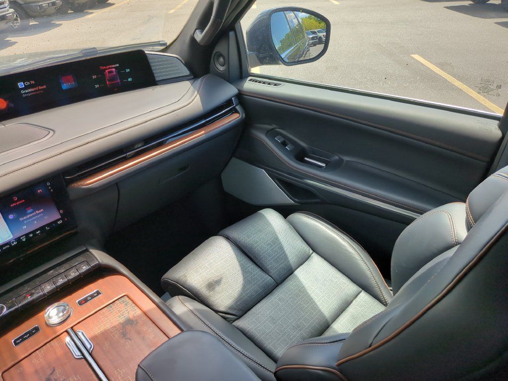 Used 2025 Lincoln Navigator Black Label AWD/4WD image 17