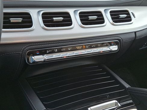 Certified 2022 Mercedes-Benz GLE 580 4MATIC w/ Night Package image 17