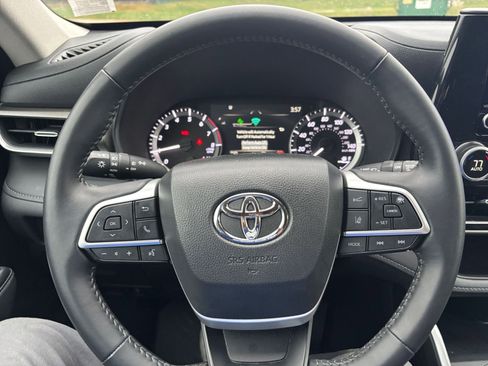 Used 2025 Toyota Highlander LE image 32