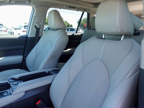 Used 2024 Toyota Grand Highlander AWD image 22