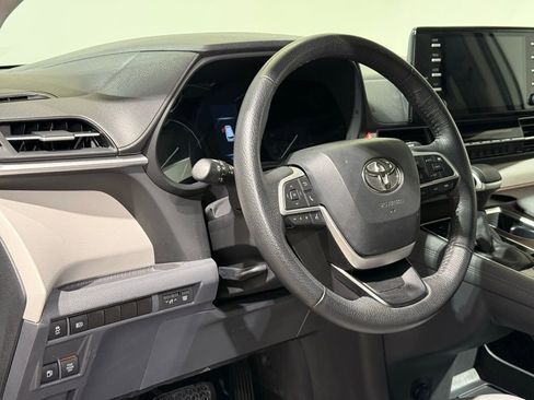 Used 2023 Toyota Sienna XLE image 17