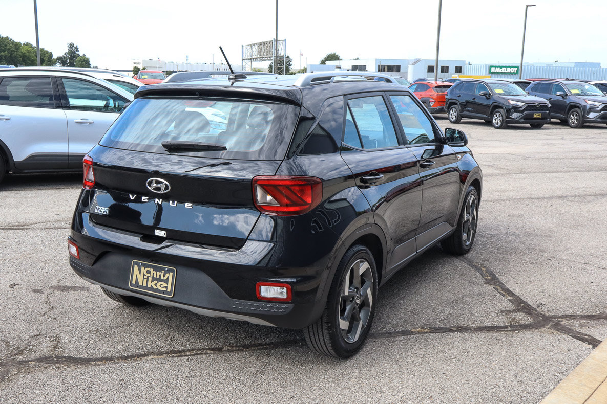 Used 2025 Hyundai Venue SEL FWD image 4