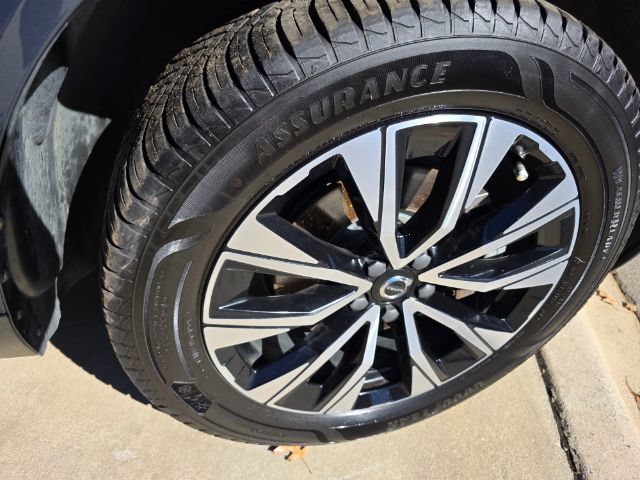 Used 2023 Volvo XC60 B5 Plus FWD image 14
