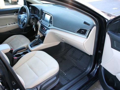 Used 2017 Hyundai Elantra SE image 16