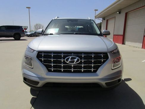 Used 2025 Hyundai Venue SEL FWD image 4