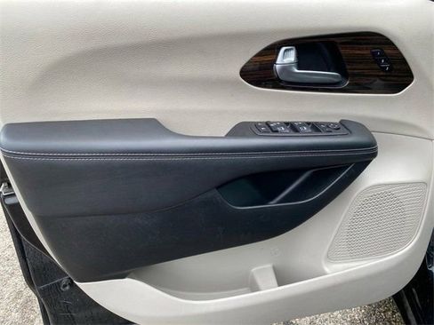 Used 2023 Chrysler Pacifica Limited image 11