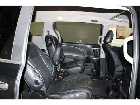Used 2017 Toyota Sienna SE image 22