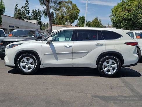 Used 2021 Toyota Highlander LE FWD image 30