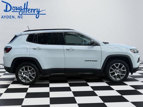 Used 2022 Jeep Compass Latitude AWD/4WD image 6