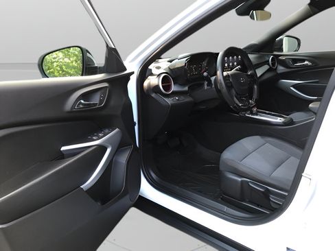 Used 2025 Chevrolet Trax RS FWD image 10