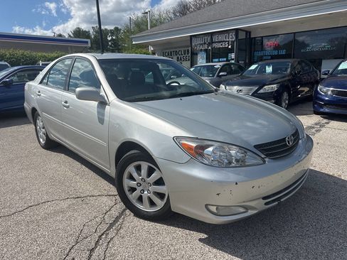 Used 2004 Toyota Camry XLE FWD image 1