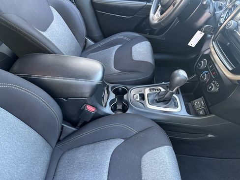 Used 2014 Jeep Cherokee Sport FWD image 27