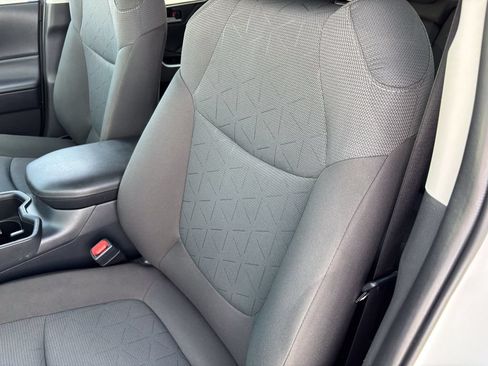 Used 2025 Toyota RAV4 XLE AWD/4WD image 19