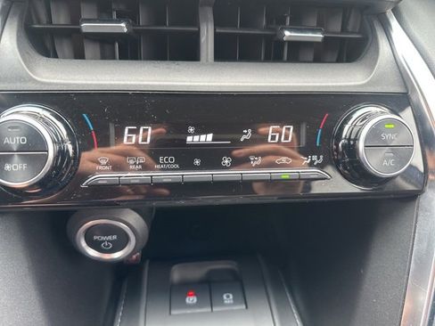 Used 2024 Toyota Venza LE image 17